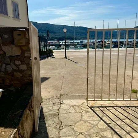 Διαμέρισμα Waterfront Stone House On The Lungomare Promenade 6 *
